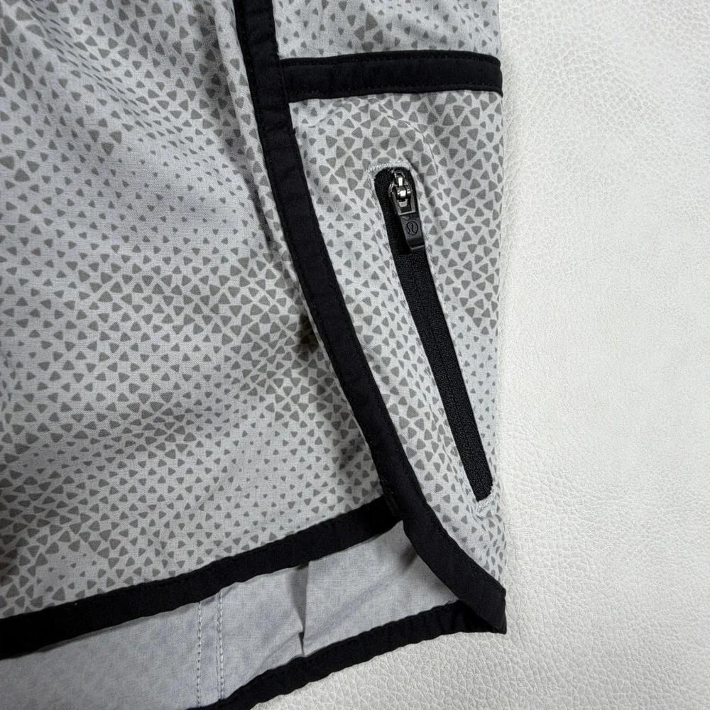 Lululemon Gray Triangle‎ Print Running Shorts Black Trim Size 6 Side Zip Pocket